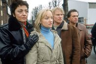 Doppelter Einsatz – Sabrina (Despina Pajanou), Caro (Eva Herzig), Mike (Konstantin Graudus) und Dilba (Jockel Tschiersch) schauen zu, wie Viktor abgeführt wird.