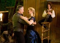 Der Sternwanderer – Der Piratenkapitän Shakespeare (Charlie Cox, l.) ist von den seinen zwei Besuchern begeistert. Tristan (Charlie Cox, hinten) und Yvaine (Claire Danes, r.) genießen das Leben am Schiff. Doch die Freude und das Glück währt nicht lange ...