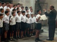 Die Kinder des Monsieur Mathieu – Im Jahr 1949 verdingt sich der arbeitslose Musiker Clément Mathieu (Gérard Jugnot) als Hilfslehrer in einem Internat für schwer erziehbare Jungs. Dessen zynischer Schuldirektor hat die Kinder, meist Kriegswaisen oder Söhne lediger Mütter, schon abgeschrieben und traktiert sie mit Prügel und Karzer. Mathieu aber hat eine andere Idee: Als die wilden Jungs mal wieder außer Rand und Band sind, lässt er sie vorsingen und kanalisiert ihre Energie in einen Chor.
