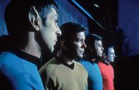 Raumschiff Enterprise – Mitten im Orbit eine Kopie des dritten Reichs? Die Besatzung der Enterprise kann es nicht fassen. Ausgerechnet der Mann, nach dem sie gerade auf der Suche ist, der vermisste Wissenschaftler John Gill herrscht wie Adolf Hitler über den Planeten Ekos. Und will nach Nazi-Manier den Nachbarplaneten Zeon erobern...