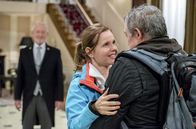 Sturm der Liebe – Melli (Bojana Golenac, M.) und André (Joachim Lätsch, r..) fallen sich vor Alfons (Sepp Schauer, l.) Augen erleichtert in die Arme.