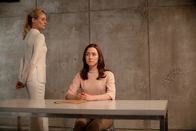 Seelen – Die Sucherin (Diane Kruger, l.) hat Melanie (Saoirse Ronan, r.) gefasst.
