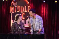 Call Me Kat – Kat (Mayim Bialik, l.); Max (Cheyenne Jackson, r.)