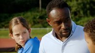 Rote Rosen – Hendrik (Jerry Kwarteng) und Lilly (Lilly und Lylou Röder) holen Sam (Jayceon Müller) vom Fußballtraining ab.