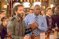 Brooklyn Nine-Nine – Vorne: Adrian Pimento (Jason Mantzoukas, l.), Ray Holt (Andre Braugher)