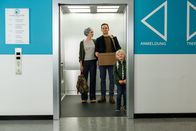 Bettys Diagnose – Dr. Tobias Lewandowski (Eric Klotzsch, M.) bricht zusammen mit seiner Familie Sanne Peters (Monika Wegener, l.) und Emil (Jonas Liedtke, r.) zu seinem neuen Leben in Schweden auf, während ein neuer Arzt auf Station seinen Dienst antritt, von dem noch keiner ahnt, welche ehrgeizigen Pläne er verfolgt.