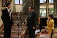 Two and a Half Men – Wollen aus unterschiedlichen Gründen Abschied von Harry nehmen: Charlie (Charlie Sheen, l.), Alan (Jon Cryer, M.) und Jake (Angus T. Jones, r.) ...