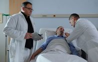 In aller Freundschaft – Die Entzündungsparameter bei Wolfgang Stöcker (Peter Rührung, mi.) sind weiter gestiegen. Dr. Kaminski (Udo Schenk, re.) und Hans-Peter Brenner (Michael Trischan, li.) müssen ihn nun operieren. Wolfgang hat Angst, doch Dr. Kaminski versichert ihm, dass er alles tun wird. Doch tatsächlich besteht in seltenen Fällen das Risiko von Inkontinenz oder dauerhafter Impotenz.