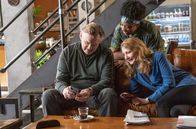 State of the Union – Bei Ellen (Patricia Clarkson) und Scott (Brendan Gleeson) stehen die Zeichen auf Scheidung. Die non-binäre und A-sexuelle Person Jay (Esco Jouléy, Mitte), ist immer mehr von ihrem Stammgast begeistert.