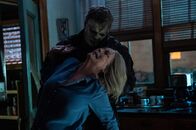 Halloween Ends – hintern: Michael Myers / The Shape (James Jude Courtney). vorne: Laurie Strode (Jamie Lee Curtis)