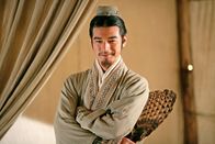 Red Cliff – Im Palast des südlichen Königreichs versucht Zhuge Liang (Takeshi Kaneshiro) König Sun Quan dazu zu überreden, sich mit König Shu gegen Kaiser Han zu verbünden. Keine leichte Aufgabe ...