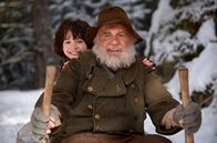 Heidi – Lustige Schlittenfahrt: Der Almöhi (Bruno Ganz) und Heidi (Anuk Steffen) auf dem Weg ins tief verschneite Dorf, wo sie den Winter verbringen werden.