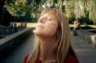 Let's call it love – Rebecca (Helene Grass) lässt sich die Sonne ins Gesicht scheinen.