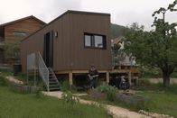 SRF DOK: Tiny Houses - Traum oder Hype? – SRF DOK Tiny Houses – Traum oder Hype? Folge 3 Regina Lorenz hat ihr Tinyhouse in Deutschland bauen lassen. 2024 Copyright: SRF