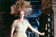 Addams Family Values – Debbie Jellinsky (Joan Cusack), das Kindermädchen, versucht, die Addams auf elektrischen Stühlen hinzurichten.