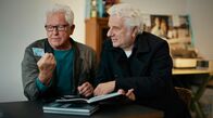 Servus, Batic & Leitmayr: Batic und Leitmayr - Die Zwei vom Tatort sagen Servus – Von links: Miroslav Nemec (Ivo Batic) und Udo Wachtveitl (Franz Leitmayr) betrachten den Dienstausweis. Weiteres Bildmaterial finden Sie unter www.br-foto.de.