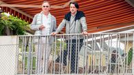 SOKO Kitzbühel – Das SOKO-Team ermittelt auf der Tennisanlage von Trainer Gerhard "Schimpe" Schimpelsberger (Hary Prinz, r.) und trifft dort auf illustre Gesellschaft. Der Ex-Tennisstar des Clubs Karl König wurde ermordet. Die Ermittler nehmen Tennis-Superfan Viktor Hauff (Michael Lerchenberg, l.) genauer unter die Lupe.