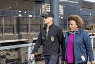 Navy CIS: New Orleans – (v.l.n.r.) Dwayne Pride (Scott Bakula); Dr. Loretta Wade (CCH Pounder)