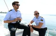 WaPo Bodensee – Jakob Frings (Max König, l.) und Paul Schott (Tim Wilde) suchen den Himmel nach einer Drohnen ab mit denen Anschläge auf Schiffe auf dem Bodensee durchgeführt werden.