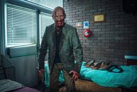 neoriginal: Generation Z – Frank (Paul Bentall) stürmt mit seiner Zombie-Horde das Rathaus von Dambury.