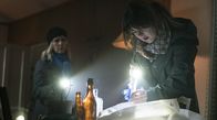 Mord auf Shetland – ARD Degeto MORD AUF SHETLAND - BÖSES BLUT Uhr im ERSTEN, online first ab Donnerstag (17.04.25) in der ARD MEDIATHEK Tosh (Alison O'Donnell) und Ruth (Ashley Jensen) machen eine Entdeckung. - Motiv aus Teil 1