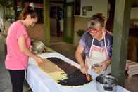 Zu Tisch ... – Tamara (li.) und ihre Schwiegermutter Slavica (re.) bereiten Mohnstrudel zu.