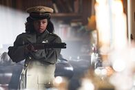 Ninja Nanny – Hunters Stiefschwester Chanel (Chloe Bouterse) bedroht die Tischgesellschaft unvermittelt mit einem Gewehr.