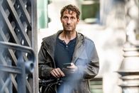 Marie Brand – Rasmus Tauber (David Rott) versteckt sich hinter einer Ecke und beobachtet Paula Stetten im Brautmodengeschäft.