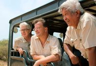 Elstners Reisen – v.li.: Frank Elstner, Dr. Matthias Reinschmidt und der Elefanten-Experte Brian Batstone auf der Suche nach den wilden Elefanten Sri Lankas.