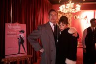 The Look of Love - Das Geschäft mit dem Sex – Unterstützt von seiner Ehefrau Jean (Anna Friel) eröffnet Paul Raymond (Steve Coogan) in London einen privaten Klub mit Nacktdarbietungen.