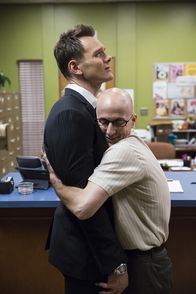 Community – Dean Pelton (Jim Rash, r.) vermutet, dass Jeff (Joel McHale, l.) ans Greendale zurückgekehrt ist, um das College zu retten. Doch Jeff hat einen ganz anderen Grund für seine Rückkehr ...