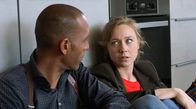 Watzmann ermittelt – Sophia (Katharina Leonore Goebel, r.) und Jerry (Peter Marton, l.) lauern in der Wohnung des Opfers, dem vermeidlichen Mörder auf.
