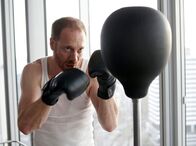 Tatort – SWR Fernsehen TATORT: UNTER DRUCK Uhr. Ein Leben auf der Überholspur führt der agile Verlagsgeschäftsführer Lars Fraude (Johann von Bülow). Mit Nachdruck verfolgt er die Fusionspläne des Unternehmens mit einem international vernetzten Konzern in London.