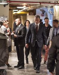 Elementary – Bei den Ermittlungen: Sherlock Holmes (Jonny Lee Miller, 2.v.r.), Gregson (Aidan Quinn, 3.v.r.), Marcus (Jon Michael Hill, r.) und Joan Watson (Lucy Liu, 4.v.r.) ...
