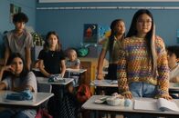 ECHT friends – Châu (Ngoc Nhi Ha Tran, r.), Milli (Marie Ngando, 2.v.r.), Liv (Marie Wahl, 2.v.l.) und Pit (Metkan Kalan, l.) sind hintereinander aufgestanden, um sich hinter Tom zu stellen - sie waren, wie er, im Keller und geben in der Klasse vor, alle den Feueralarm ausgelöst zu haben.