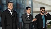 Archer – Archer (M.) versucht alles, damit Kenny Loggins (r.) ein Duett mit Cherlene singt. Doch wird er ihn davon überzeugen können?