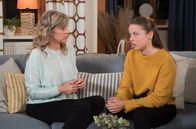 Rote Rosen – Mia (Leonie Beuthner, r.) macht Katrin (Nicole Ernst, l.) in Bezug auf Franzi Mut.