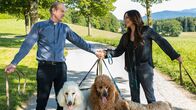 Frühling – Teamwork beim Gassigehen: Johannes Herrschmann als Pfarrer Sonnleitner, Simone Thomalla als Katja Baumann