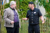 Die Rosenheim-Cops – Der Chef des Opfers, Quirin Lachner (Gerhard Greiner, r.), beteuert gegenüber Kommissar Stadler (Dieter Fischer, l.) seine Unschuld.