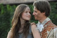 Aschenputtel – Aschenputtel (Emilia Schüle) und ihr Prinz (Max Felder)
