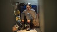 Die Kanzlei – Nach einem heftigen Streit mit ihren Pflegeeltern ist Tina (Cya Emma Blaack) abgehauen.