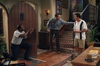 Two and a Half Men – Um vor Alan (Jon Cryer, M.) Sicher zu sein, lässt Charlie (Charlie Sheen, r.) vom Schlüsseldienst (Rodney J. Hobbs, l.) das Türschloss auswechseln ...