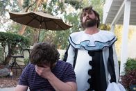 Baskets – Wie verläuft das Zusammentreffen von Chip (Darsteller unbekannt, l.) und seinem Zwillingsbruder Dale (Zach Galifianakis, r.)?