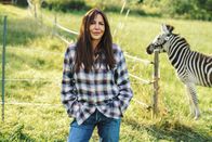 Frühling – Dorfhelferin Katja Baumann (Simone Thomalla) muss sich um ein Zebra kümmern.