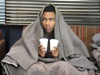 Community – Troy (Donald Glover) wird Opfer des Ass Crack Banditen, der seinen Opfern Münzen in die Gesäßspalte steckt - was für Troy ein ernstes Trauma mit sich zieht ...