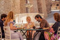 Signora Volpe – Die Vorfreude auf die Hochzeit von Tommaso (Giulio Corso, l.) und Sylvias Nichte Alice (Issy Knopfler, 2.v.l.) ist auch bei Sylvia (Emilia Fox, M.), ihrem Schwager Matteo (Matteo Carlomagno, 2.v.r.) und dessen Mutter Antonella (Imma Piro, r.) groß.