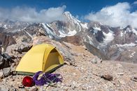 Biwak nonstop – Stockfotografie Alpinisten zelten in den Bergen