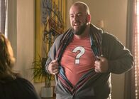 This Is Us - Das ist Leben – Obwohl die beiden eigentlich bereits verlobt sind, möchte Toby (Chris Sullivan) seiner Kate einen romantischen Antrag bescheren ...