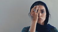 Tattoo – Schikane auf dem Amt: Behdokht Valian als junge Frau