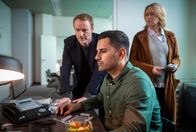 Tatort – Malik Aslan (Tan Çağlar, Mitte) findet für Bonard (Corinna Harfouch, r.) und Karow (Mark Waschke) wichtige Hinweise.